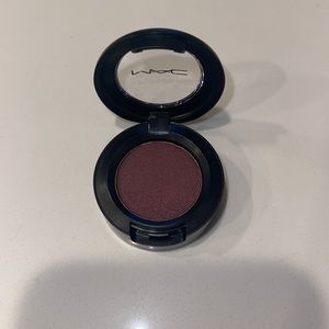 MAC Veluxe Pearl “Frock Talk”